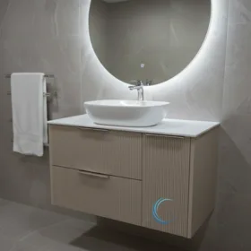 ארון אמבטיה תלוי מעוצב דין בגוון אפוקסי משטח בוצ'ר וכיור מונח חרס